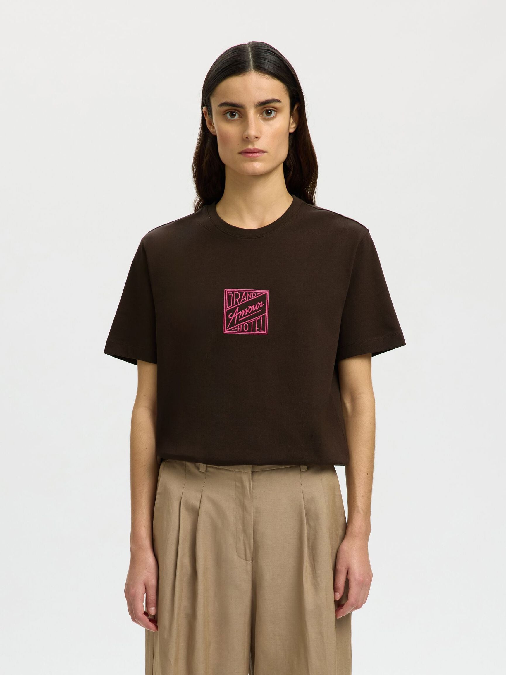 Relaxed BrookHotel Amour Tee