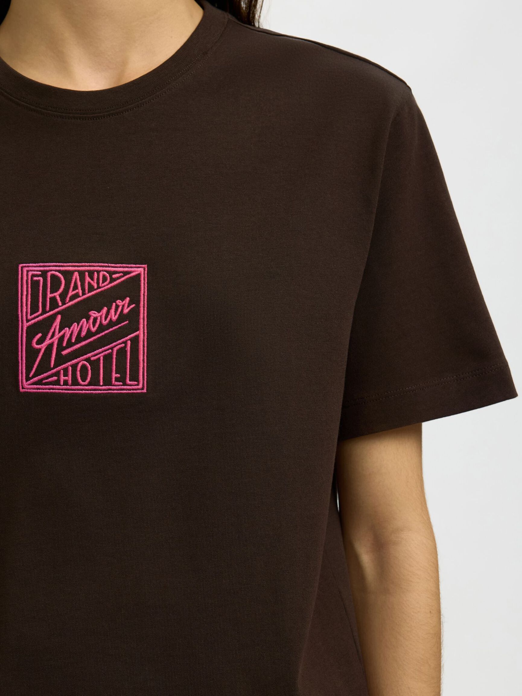 Relaxed BrookHotel Amour Tee