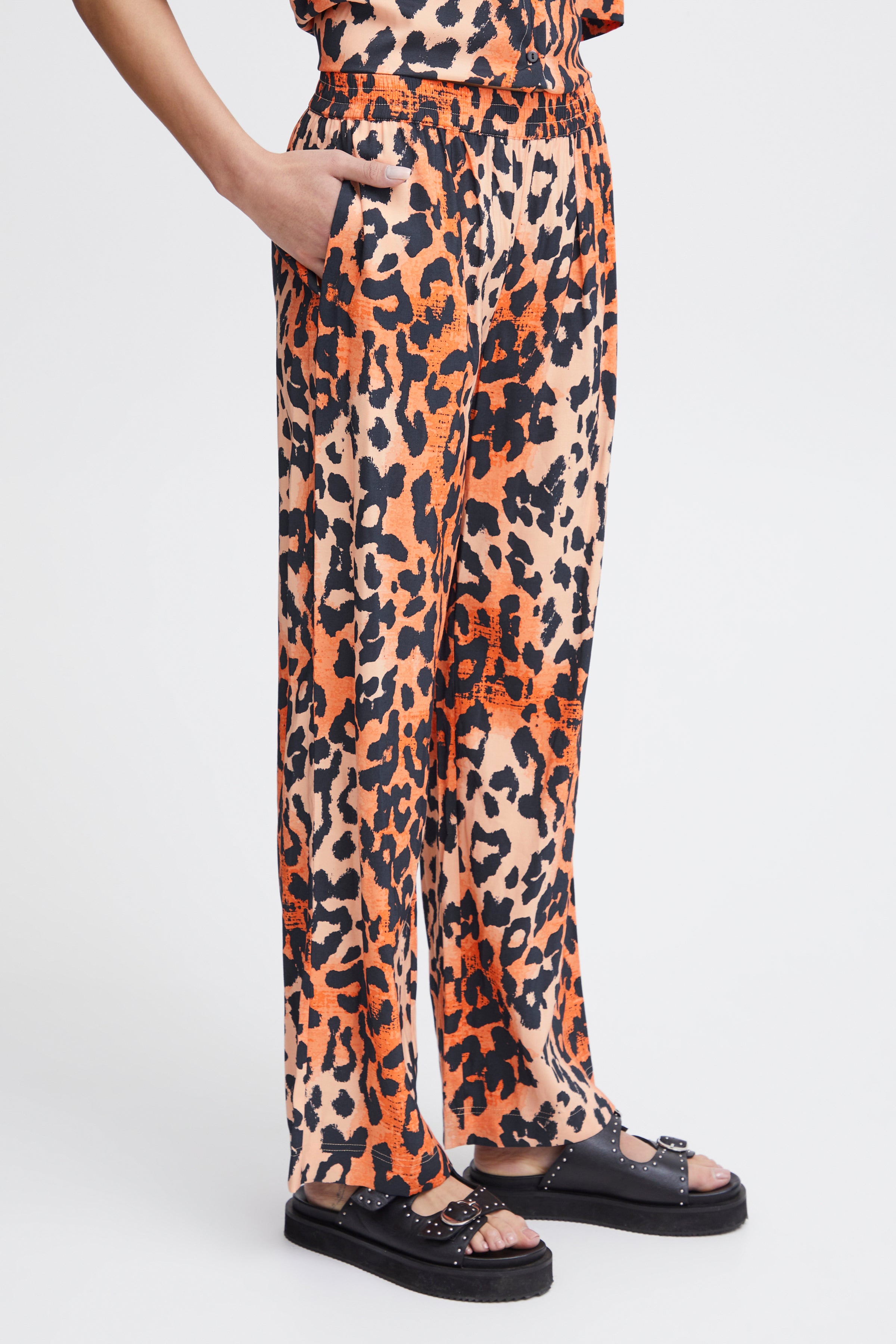 Ramya pants in Coral rose leopard print | Ichi