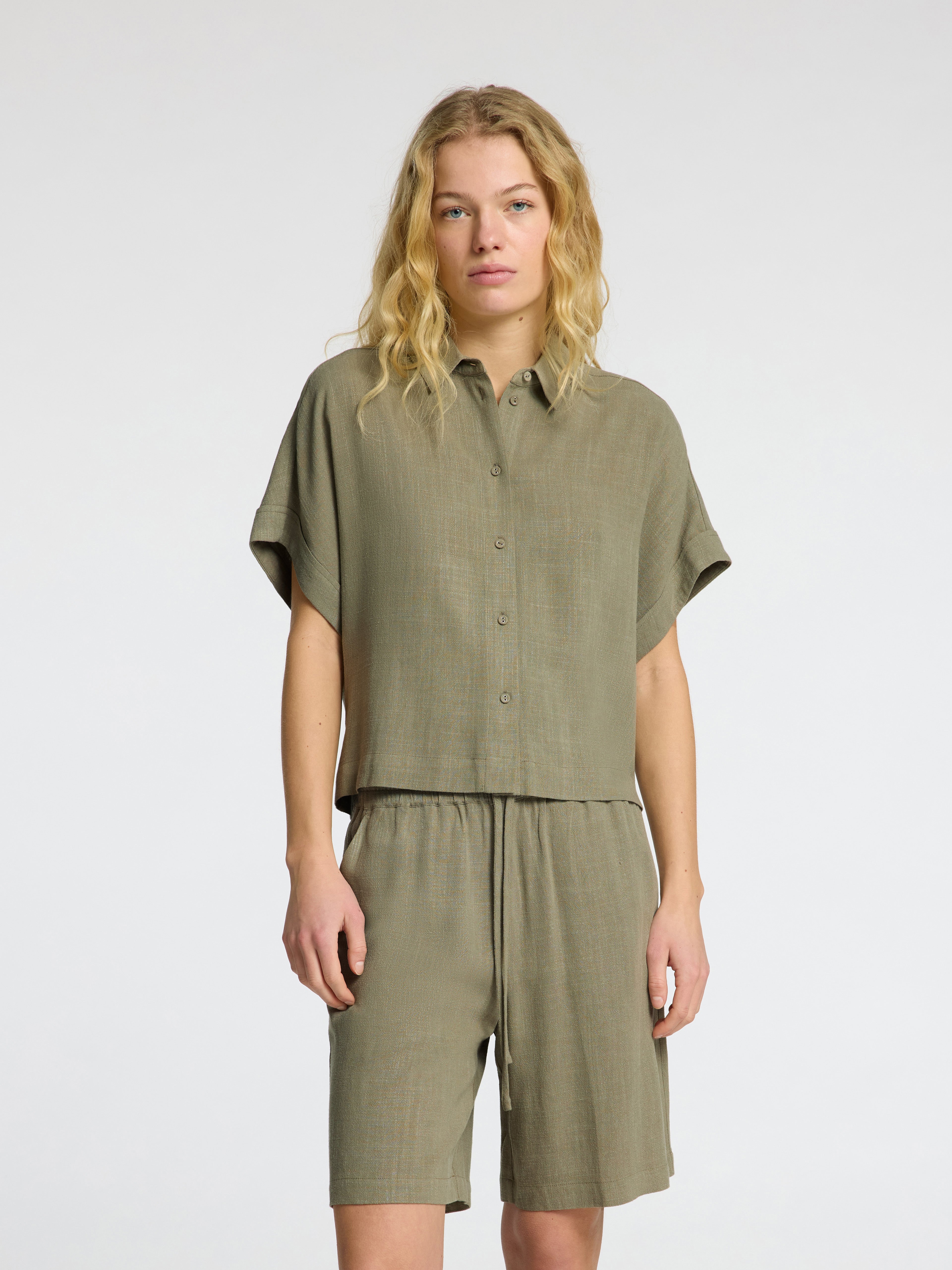 Viva cropped vetiver shirt | Selected Femme