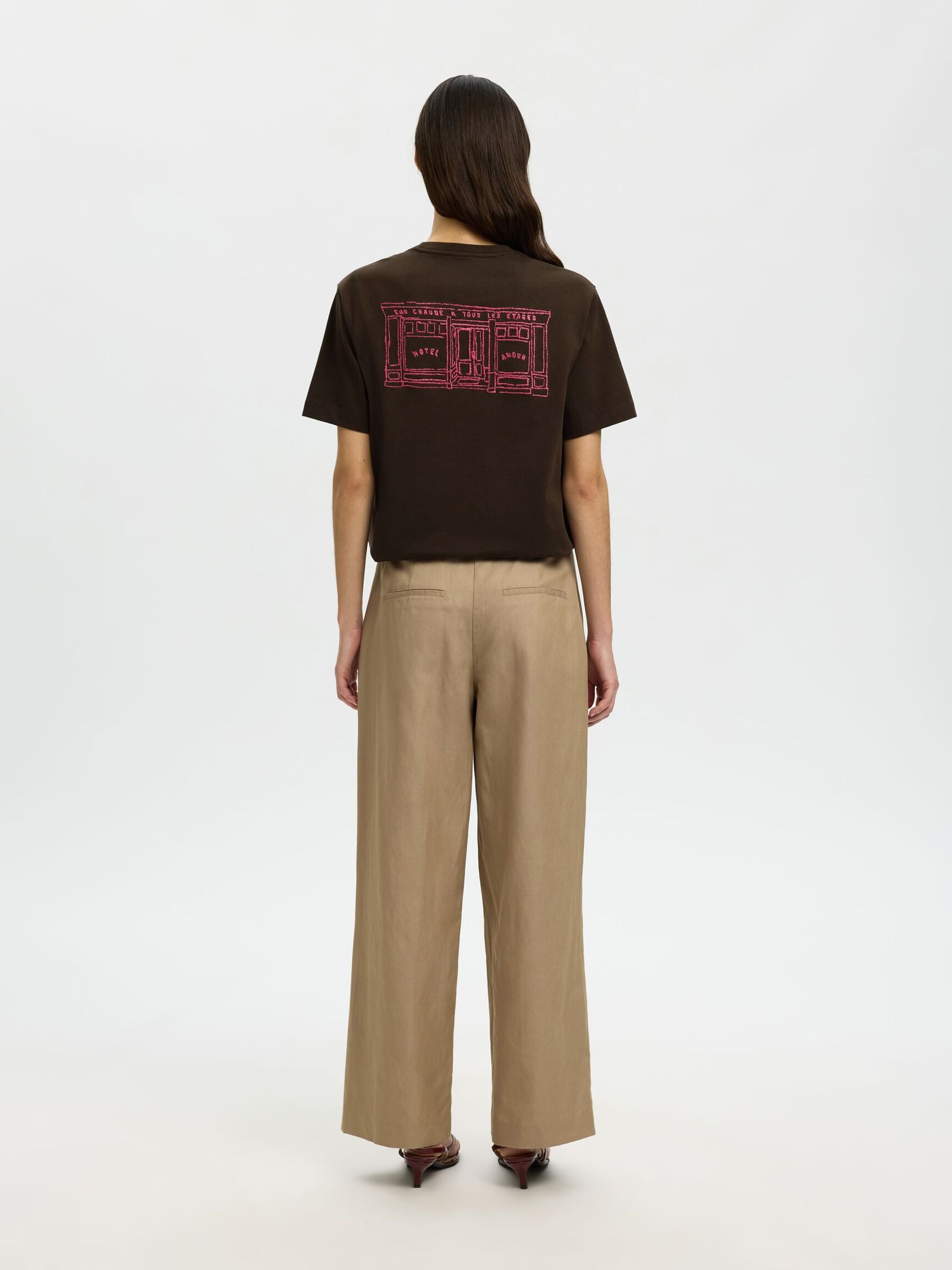 Relaxed BrookHotel Amour Tee