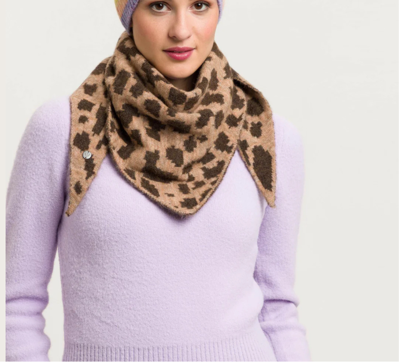 Polyester knitted scarf with Leo design | Fraas 647022180