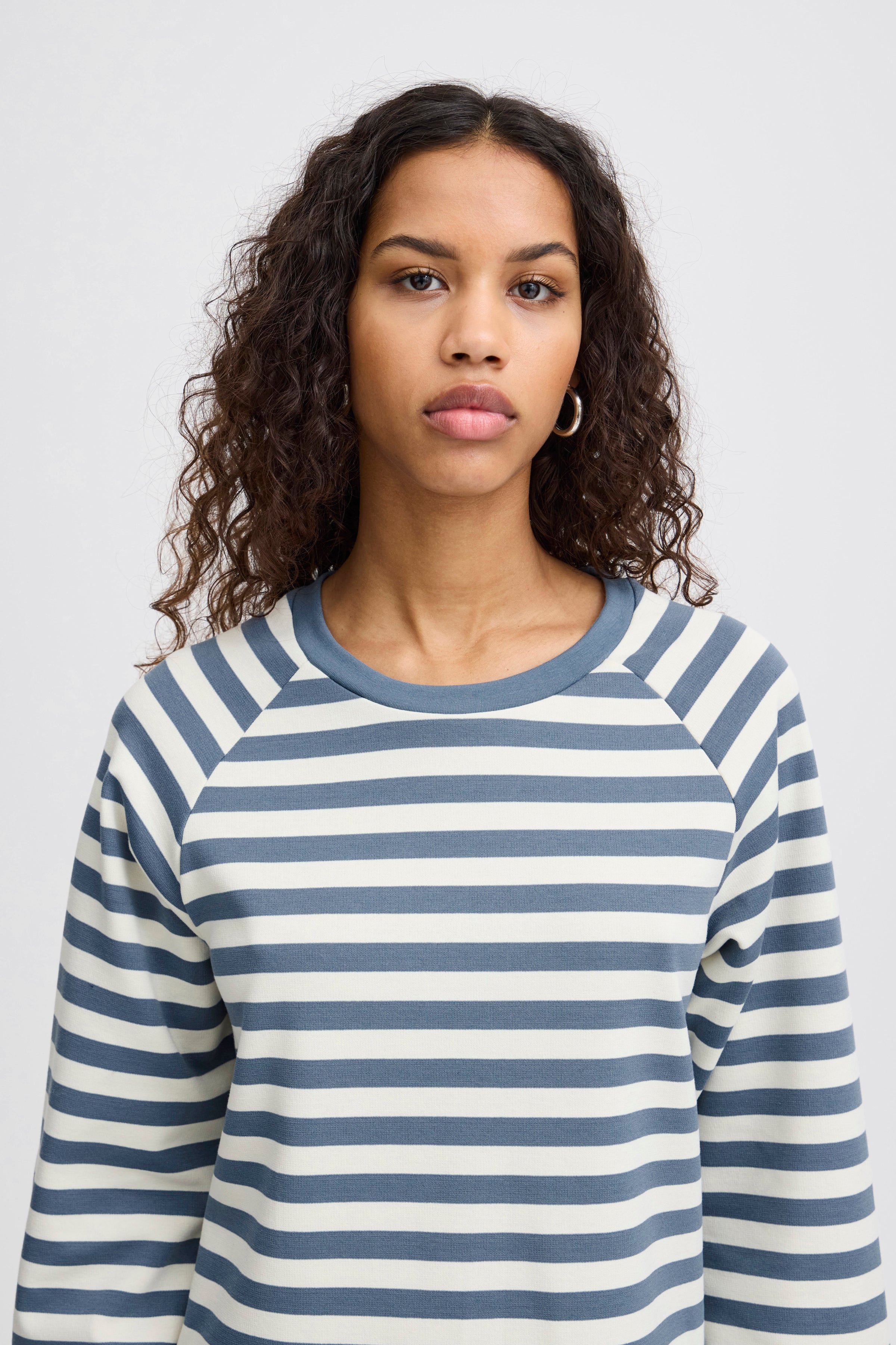 Itira blue and white sweatshirt | Ichi